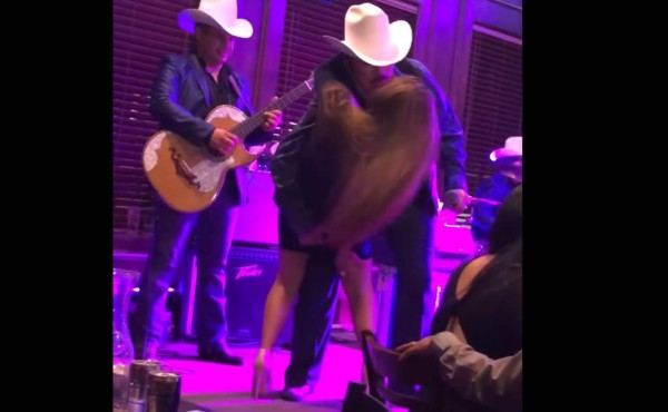 Video: Cantante indigna al manosear a fanática