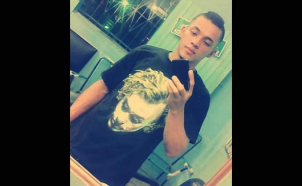 Barbero muere al ser embestido por carro