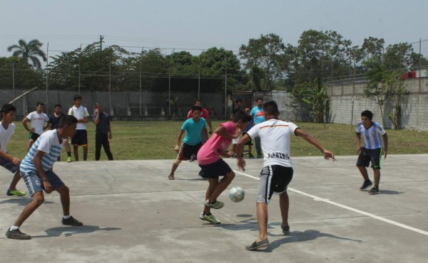 Recuperan cancha en abandono en la colonia Modelo