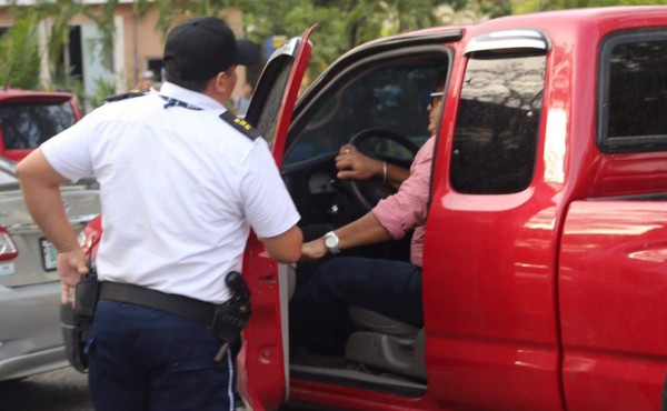 VIDEO: Estudiante amenaza con un arma a universitarios en la Unah-vs