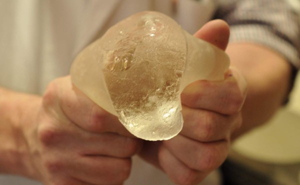 Francia estudia prohibir las prótesis mamarias