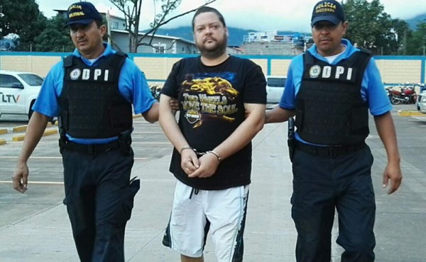 Capturan a un hombre checo con tres alertas de Interpol en Islas de la Bahía