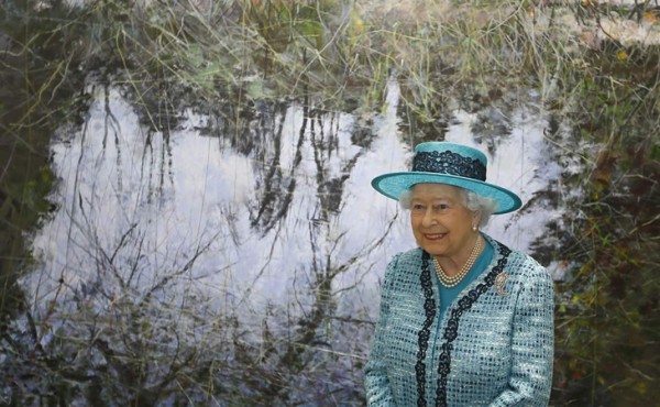 La reina Isabel II busca chofer