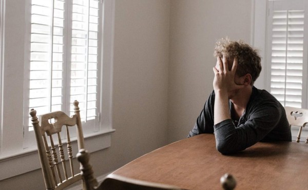 Preocupado porque no tiene trabajo