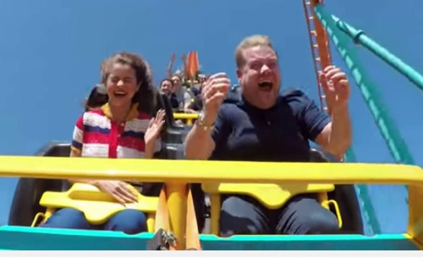 Selena Gómez y James Corden cantan en una montaña rusa