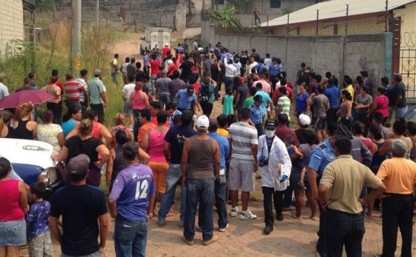 Un grupo de personas en la zona en donde fue dejado el cadáver del estudiante de 17 años.