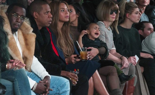 Hija de Kim Kardashian rompe en llanto en pasarela