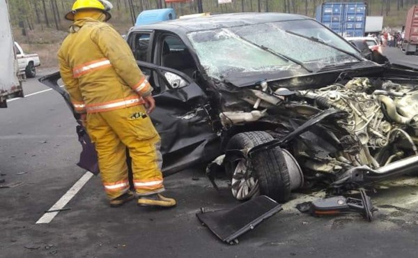 Al menos cuatro lesionados deja choque entre rastra y pick-up en la CA-5