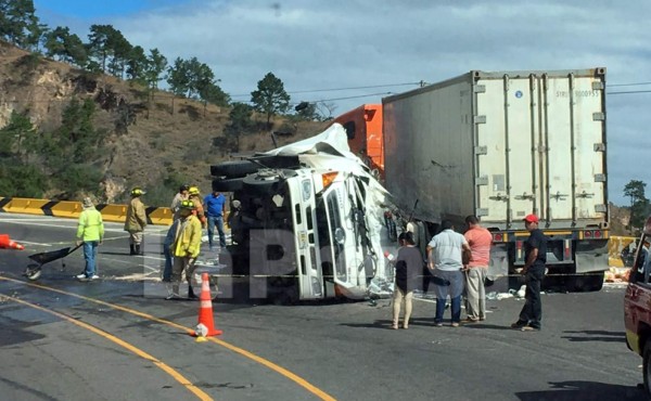 Encontronazo entre rastra y camión deja dos muertos y tres heridos en Comayagua