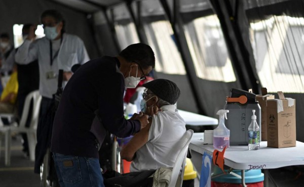 Guatemala anuncia compra de 16 millones de vacunas anticovid de Rusia
