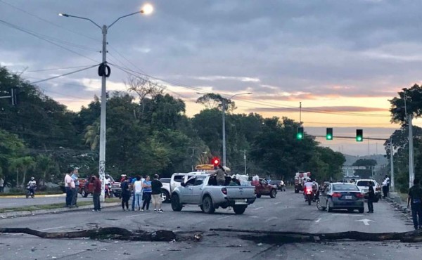Psicólogos aconsejan uso moderado de redes sociales ante crisis política