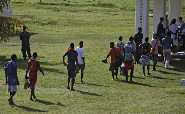 Llegan a la Base Naval los 49 pescadores rescatados de Miss Francely
