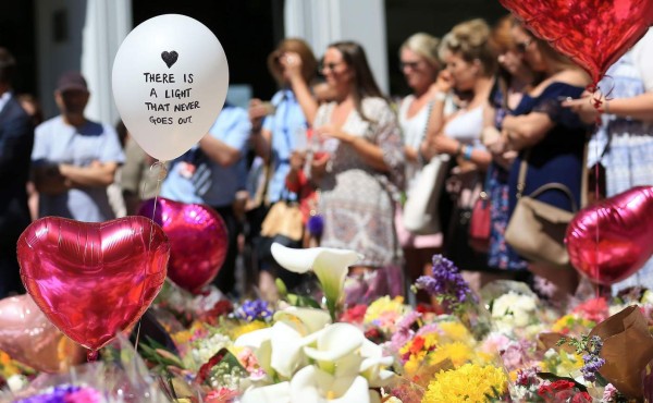 Flowers and messages of support rest in St Ann's Square in Manchester, northwest England on May 26, 2017, placed in tribute to the victims of the May 22 terror attack at the Manchester Arena.The terror attack in Manchester has thrown a spotlight on hardline Islamist exiles among opponents of former Libyan dictator Moamer Kadhafi who live in the northwestern English city, experts said. / AFP PHOTO / Lindsey Parnaby