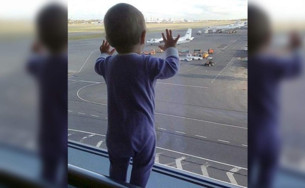 La última foto de niña que murió en tragedia aérea conmueve al mundo