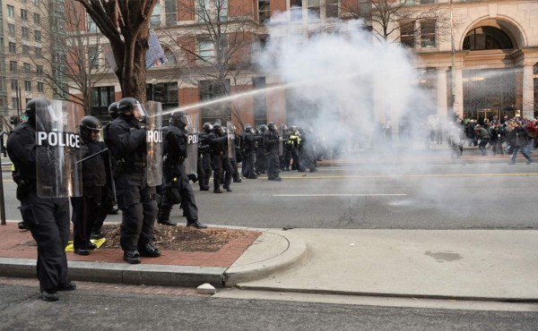 Violencia y descontento en protestas contra Trump en Washington