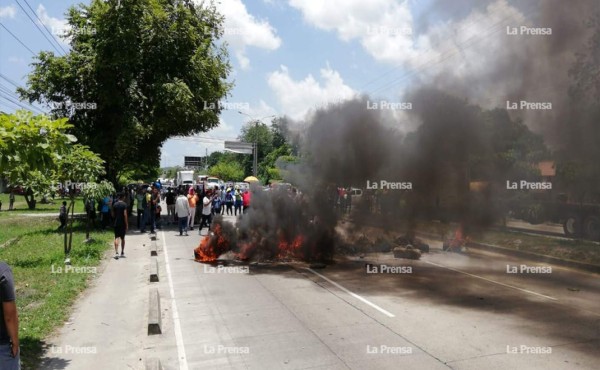 Tras toma, maestros y estudiantes ceden paso en el bulevar del norte