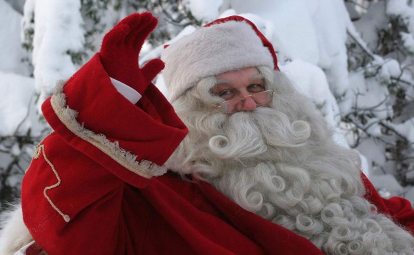 'Papá Noel' roba un banco y arroja el dinero a transeúntes en EEUU