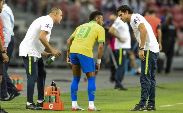 Neymar se retira lesionado de un amistoso con Brasil&nbsp;&nbsp;