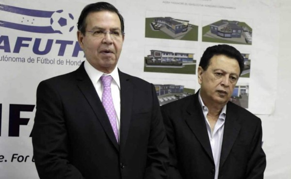 Concacaf suspende provisionalmente a Callejas y Hawit