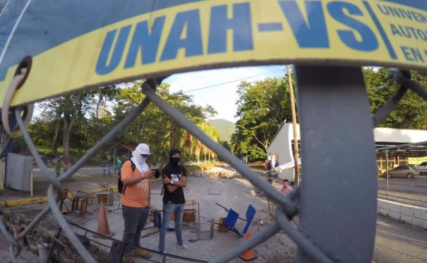 Estudiantes cierran la Unah-VS en protesta contra normas académicas