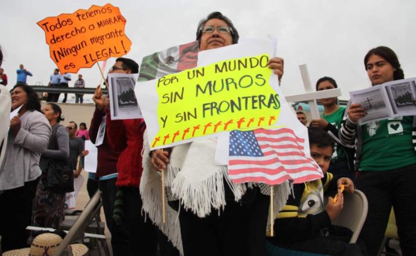 Legisladores de EEUU examinan los centros migratorios en la frontera con México