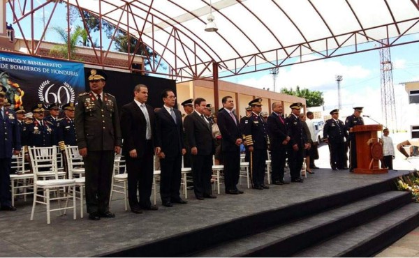 Juan Orlando llama héroes de la patria a bomberos hondureños  