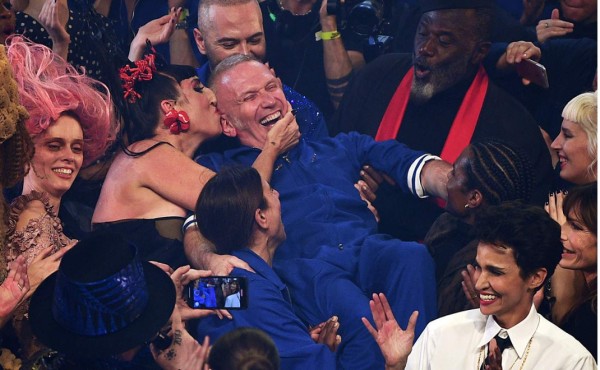 Jean Paul Gaultier dice adiós a las pasarelas arropado por sus musas&nbsp;&nbsp;