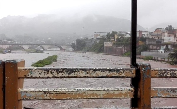 Río Choluteca crece y pone en peligro varias zonas de Tegucigalpa