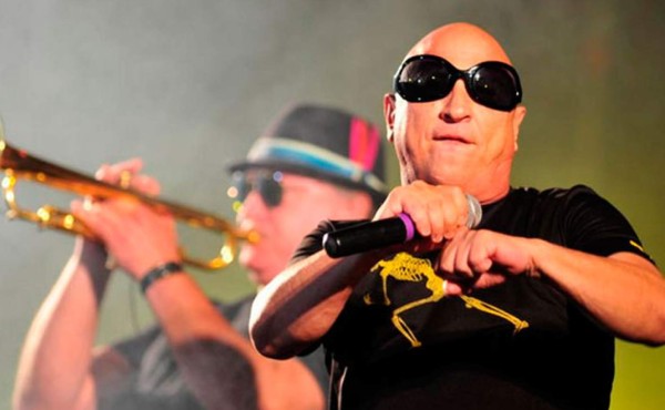 Líder de La Mosca sufre ataque en pleno concierto