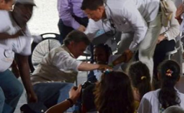 El presidente colombiano se cae de una bicicleta en un acto público