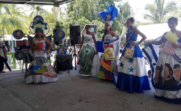 Impresionantes vestidos que demuestran cultura y patriotismo