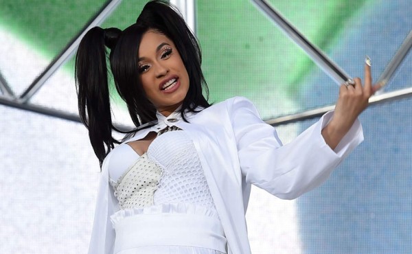 Video: Cardi se pelea con unos fanáticos por una foto