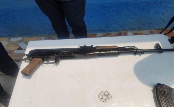 Capturan a dos presuntos 'Vatos Locos' y les decomisan arma en San Pedro Sula