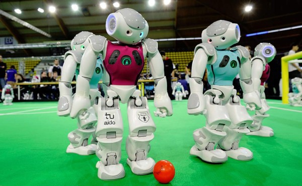 Robots enfrentarán a humanos en partidos de fútbol