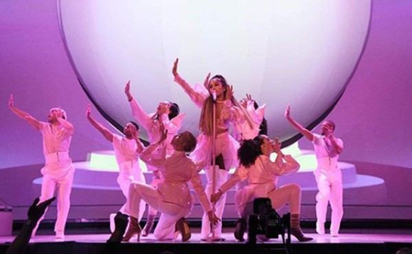 Ariana Grande rinde homenaje a Mac Miller en el inicio de su gira mundial
