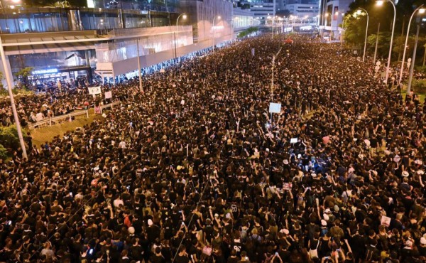 Millones salen a las calles en Hong Kong y exigen a gobierno pedir 'disculpas'  