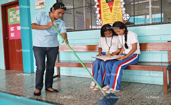 Madre soltera ha educado a sus hijas aseando aulas de clase por casi dos décadas