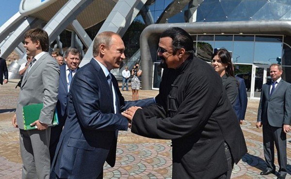 Putin entrega pasaporte ruso al actor estadounidense Steven Seagal