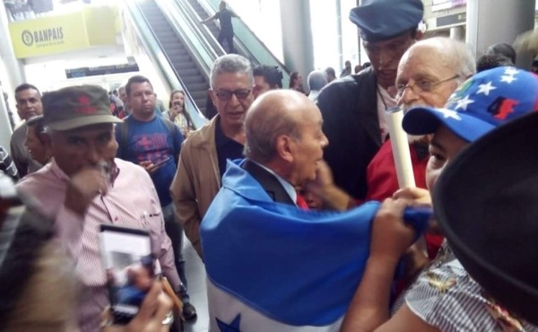 Embajador de Venezuela nombrado por Nicolás Maduro abandona Honduras   