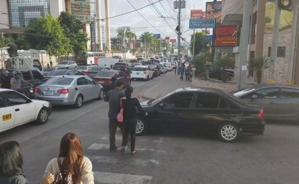 Peatones le dan lección a conductor irrespetuoso en Tegucigalpa