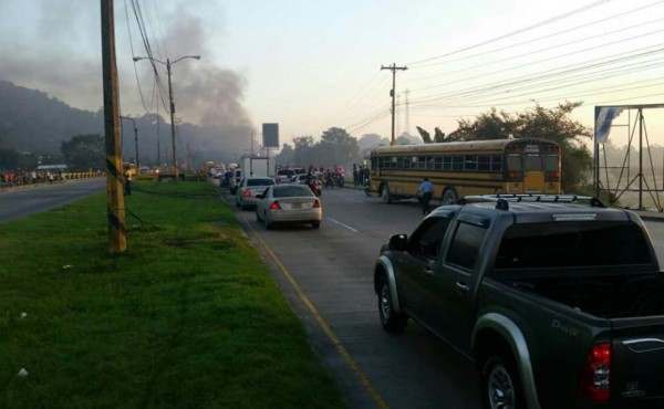 Manifestantes le prenden fuego en Choloma durante toma de carretera