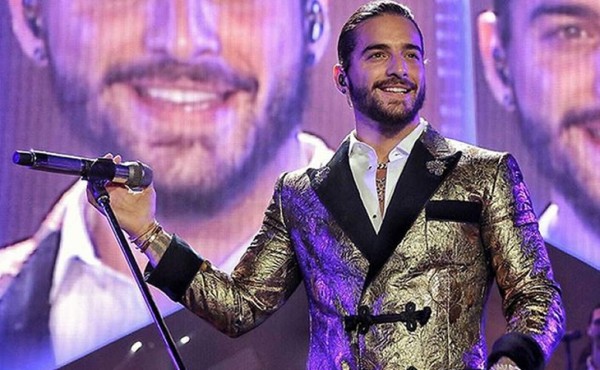 Beso de Maluma a su tía causa polémica