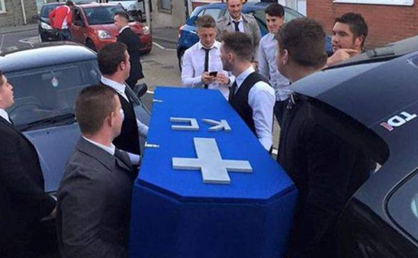 Organizan funeral falso a amigo que perdieron por enamorado