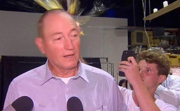 ¡VIDEO! Adolescente estrella huevo a político por discurso antiinmigrantes  