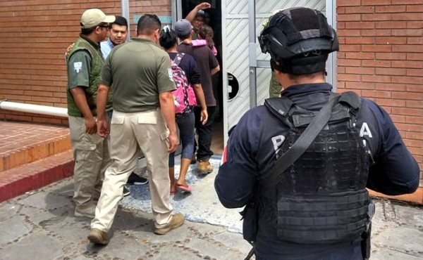 'Nos tratan como si no fuéramos humanos', relatan migrantes deportados