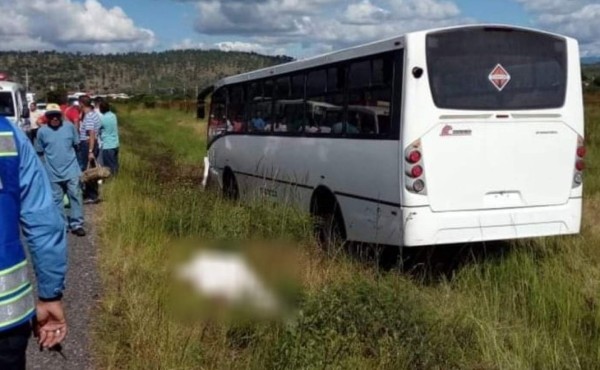 Dos personas muertas deja choque entre bus y una motocicleta en Amarateca