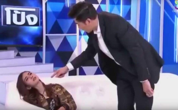 Modelo es poseída por supuesto espíritu durante una entrevista en televisión