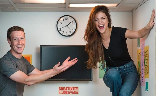 Selena Gómez junto a Mark Zuckerberg en la oficina más pequeña de Facebook