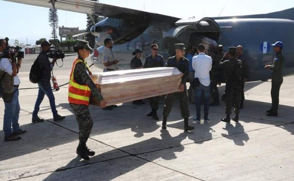 Momento en que llevaban los ataúdes para poner los cuerpos de los misquitos muertos.