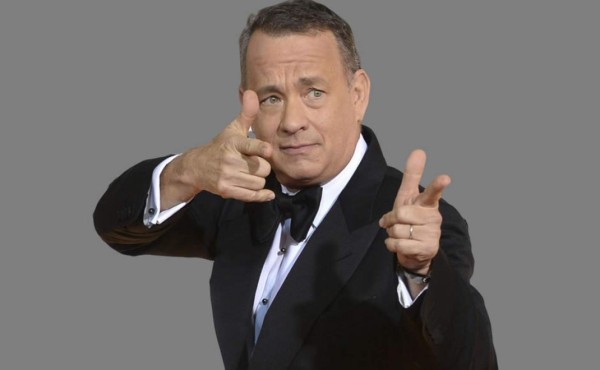 Tom Hanks sorprende a reporteros con regalo de dos mil dólares